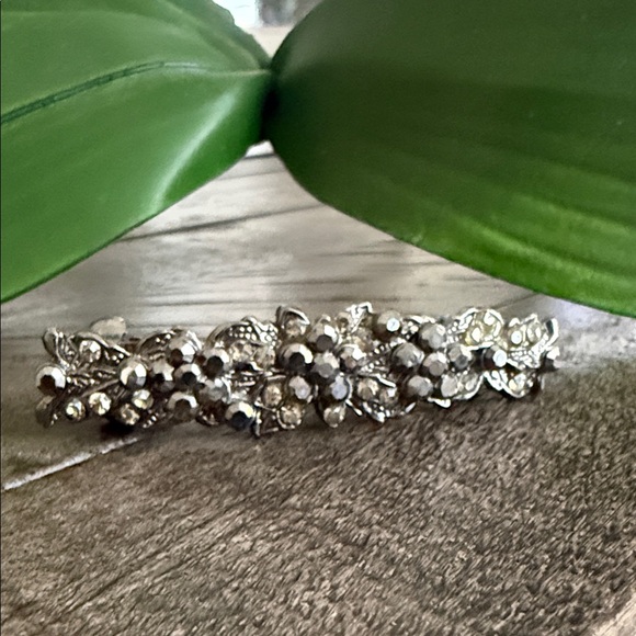 Accessories - Elegant Silver Floral Hair Clip
